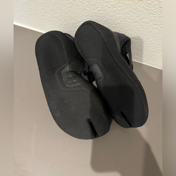 Roxy 3mm split toe surf booties. Size 10. Like new. Great traction for surfing! - Picture 6 of 6